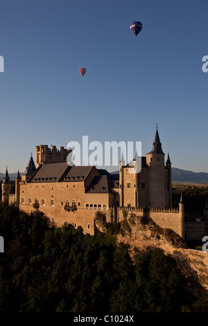 Colorate mongolfiere che sorvolano il Alcazar of Segovia (Spagna) Foto Stock