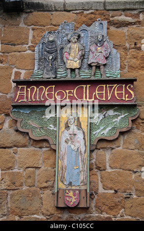 Segno sulla parte esterna del Anne of Cleves House pubblica in melton mowbray, leicestershire, Inghilterra, Regno Unito. Foto Stock