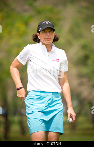 Juli Inkster (USA) cammina verso il raccordo a T 2 dopo aver finito di mettere il primo foro in Honda LPGA torneo di golf in Pattaya, Thailandia Foto Stock