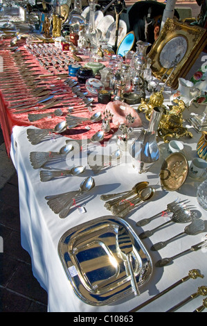 Nice Cote d Azur Francia - Argenteria sul display all'antiquariato e brocante sul mercato di Cours Saleya, (lunedì) Foto Stock