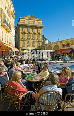 Nizza Cote d'Azur, in Francia , Costa Azzurra - caffè in un bar in Cours Saleya, l'area di mercato Foto Stock