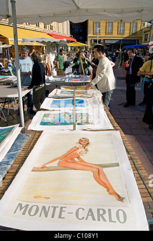 Nice Cote d Azur Francia - ristampe di vecchi manifesti visualizzato in oggetti di antiquariato e brocante sul mercato di Cours Saleya (lunedì)   Costa Azzurra Foto Stock