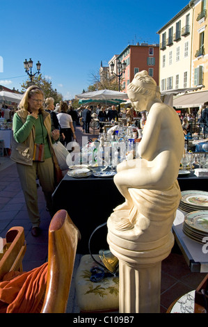 Nice Cote d Azur Francia - i pezzi di antiquariato e brocante sul mercato di Cours Saleya, Nizza (lunedì) Foto Stock