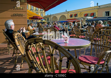 Nizza Cote d'Azur, in Francia , Costa Azzurra - rilassanti coffee in Cours Saleya, l'area di mercato. Foto Stock