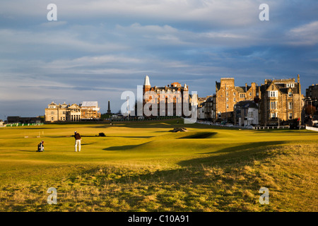 Il Golfer giocando un putt sul vecchio corso diciassettesimo foro St Andrews Fife Scozia Scotland Foto Stock