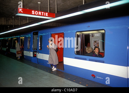 Treno auto, treno auto, Champ-de-Mars stazione della metropolitana, la stazione della metropolitana, stazione ferroviaria, città di Montreal, Montreal, Canada, America del Nord Foto Stock