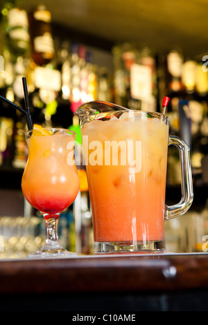 Una fotografia di una brocca e di vetro riempita con un cocktail di benvenuto, presa in un bar. Foto Stock