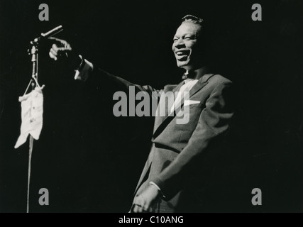 NAT KING COLE (1919-1965) cantante americana circa 1964 Foto Stock