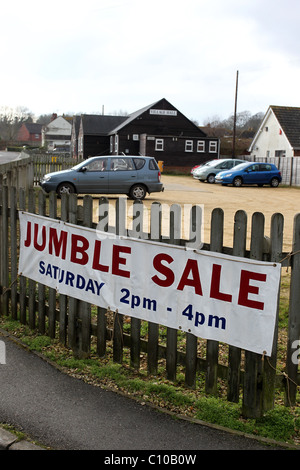 Accozzaglia vendita segno sulla recinzione di un Village Hall nel Somerset, Regno Unito. Foto Stock