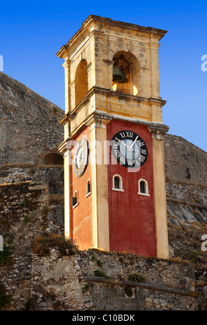 Torre dell'orologio della vecchia cittadella [ Παλαιό Φρούριο ] città di Corfù, Grecia ISOLE IONIE Foto Stock