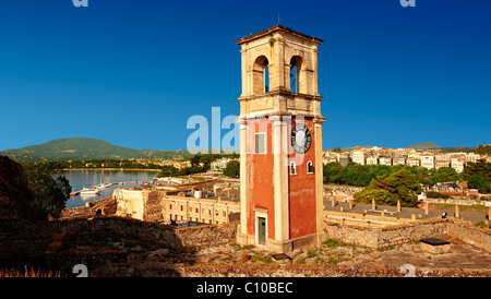 Torre dell'orologio della vecchia cittadella [ Παλαιό Φρούριο ] città di Corfù, Grecia ISOLE IONIE Foto Stock