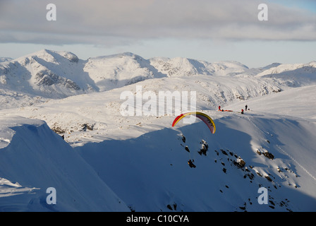 Parapendio sul vecchio di Coniston in inverno nel Lake District inglese. Lodore Falls gamma in background. Foto Stock