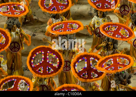 Scuola di samba Unidos do Porto da Pedra mostrano la sua allegoria nella sfilata di carnevale a Sambódromo all'inizio il Carnevale 2010, Rio Foto Stock