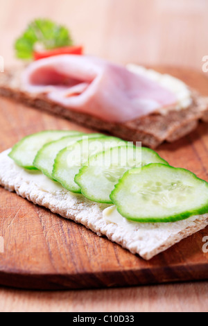 Pane fresco con fette di cetriolo fresco e prosciutto Foto Stock
