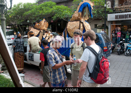 Il persistente venditore di biglietti per l'artista di danza balinese cerca di vendere i biglietti ai turisti di Ubud Foto Stock