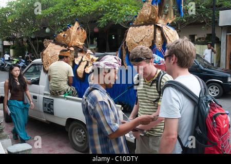 Il persistente venditore di biglietti per l'artista di danza balinese cerca di vendere i biglietti ai turisti di Ubud Foto Stock