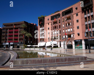 Moderno quartiere dello shopping lungo Avenue Mohammed V nella parte nuova di Marrakech marocco Foto Stock