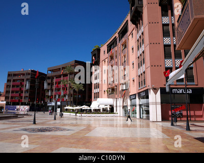 Moderno quartiere dello shopping lungo Avenue Mohammed V nella parte nuova di Marrakech marocco Foto Stock