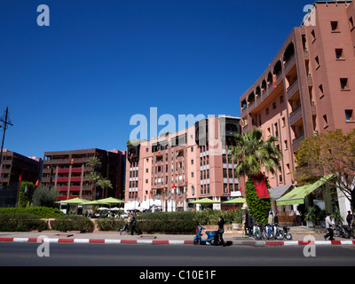 Moderno quartiere dello shopping lungo Avenue Mohammed V nella parte nuova di Marrakech marocco Foto Stock