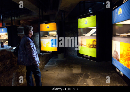 Canada Quebec, Montreal, Pointe-a-Calliere Museo Archeologico. Museo sotterraneo con il XVII secolo le fondazioni della città. Foto Stock