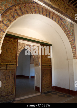 Portale ad arco entro il diciannovesimo secolo padiglione presso i Giardini Menara Marrakech marocco Foto Stock