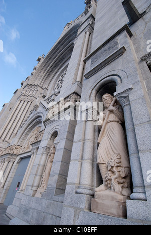 Canada Quebec, Saint-Anne-de-Beaupre (aka Saint Anne Basilica) famoso luogo di pellegrinaggio. Chiesa esterno. Foto Stock