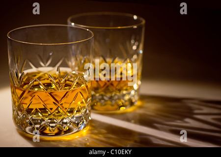 Due tagliare vetro bicchieri di whiskey withe whiskey Foto Stock