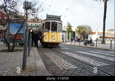 Tram elettrico in fermata Foto Stock