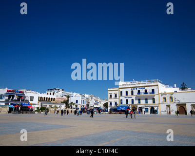 Place Moulay Hassan un pedone solo quadrata essaouira marocco Foto Stock