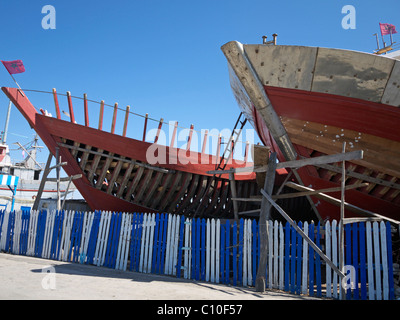 Barche costruite nel porto di essaouira marocco Foto Stock