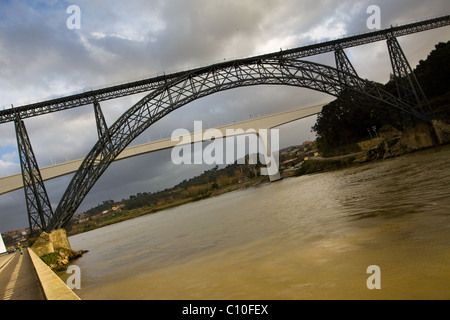 Dona Maria Pia Bridge da Gustav Eiffel 1877, era una volta più lungo arco di ferro nel mondo, Fiume Douro, Oporto, Portogallo Foto Stock