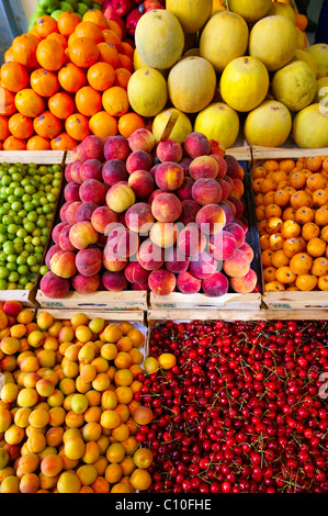 Pesche fresche, albicocche e ciliegie su un mercato della frutta in stallo, Syros, Grecia Foto Stock