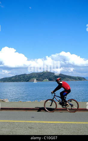 Ciclista in mountain bike passato Angel Island in Sausalito, California Foto Stock