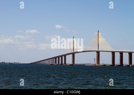 Sunshine Skyway Bridge è un ponte sospeso che attraversa la bocca della Baia di Tampa, Florida. Foto Stock
