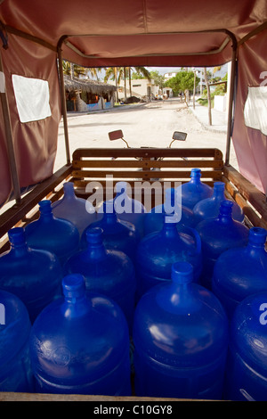 Carrello acqua e bottiglie - Puerto Villamil - Isabela Island, Isole Galapagos, Ecuador Foto Stock