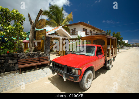 Red Chivas Bus su Isabela Island - Isole Galapagos, Ecuador Foto Stock