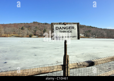 Congelato stagno, Cold Spring Harbor, Long Island NY Foto Stock