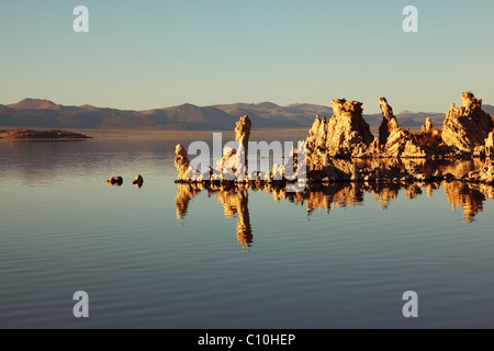 Favolosamente bello lago Mono con reef-Tufo Foto Stock