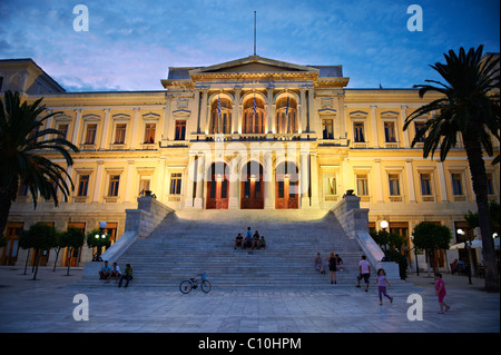 Il Neo Classic City Hall di Ermoupolis, Miaoulis Square, Syros [ Σύρος ] , greco isole Cicladi Foto Stock