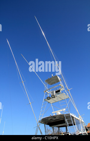 Fly bridge fisher barca volare alto ponte della torre di tonno sul cielo blu Foto Stock