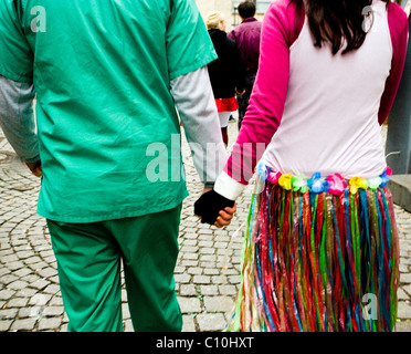Un paio di indossare abiti a fantasia a piedi per le strade di Colonia durante il Carnevale Crazy Days a Colonia (Germania) Foto Stock