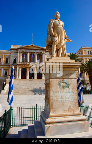 Statua di Andreas Miaoulis, ammiraglio della guerra greca di indipendenza e il Neo Classic City Hall di Ermoupolis, Syros Foto Stock