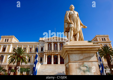 Statua di Andreas Miaoulis, celebrato ammiraglio della guerra greca di indipendenza e il Neo Classic City Hall di Ermoupolis, Foto Stock