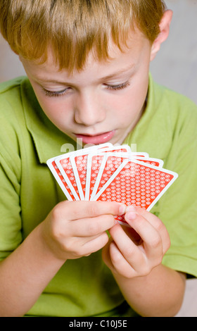 Ragazzo di 6 anni e di carte da gioco Foto Stock