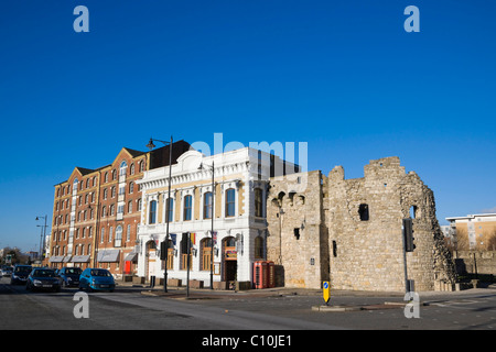 Il Watergate rovine sulla estremità meridionale della città vecchia parete vicino Città Quay e High Street, Southampton, Hampshire, Inghilterra Foto Stock