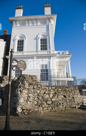 Segno, a piedi le pareti di Southampton, contro la Royal Yacht Club edificio, Town Quay, Southampton, Hampshire, Inghilterra, Regno Unito Foto Stock