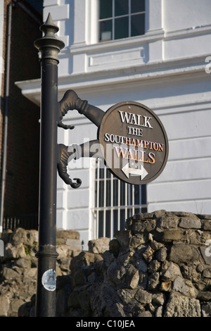 Segno, a piedi le pareti di Southampton, contro la Royal Yacht Club edificio, Town Quay, Southampton, Hampshire, Inghilterra, Regno Unito Foto Stock