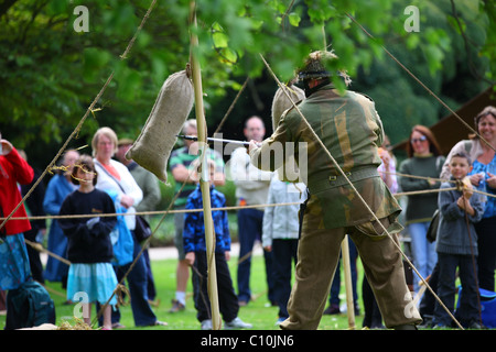 La ricostruzione WW2 Esercito Britannico soldati conduzione pratica a baionetta Foto Stock