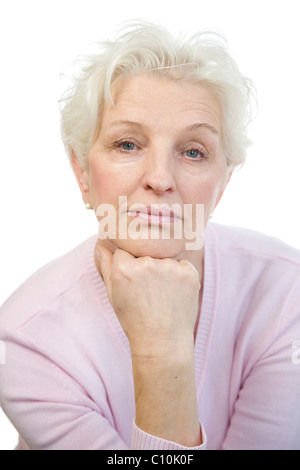 Una donna matura in appoggio la testa sulla sua mano Foto Stock