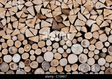 Legna da ardere, impilati roundwood, log in cima, sul lato anteriore del pacco Foto Stock